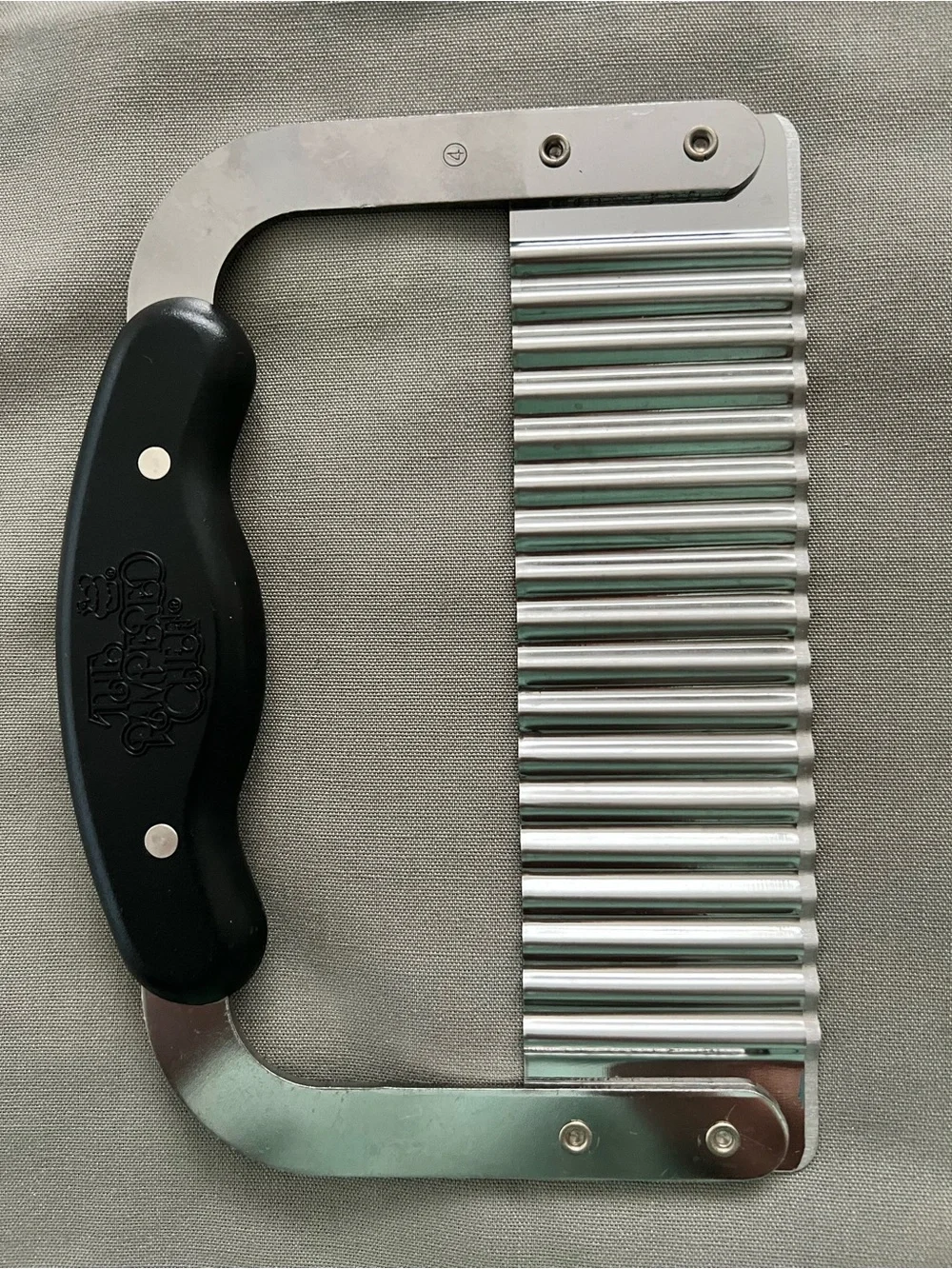 The Pampered Chef Crinkle Cutter Garnisher - #1062 retired
